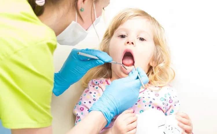 Pierwsza wizyta u dentysty: Kiedy zacząć i jak oswoić malucha?