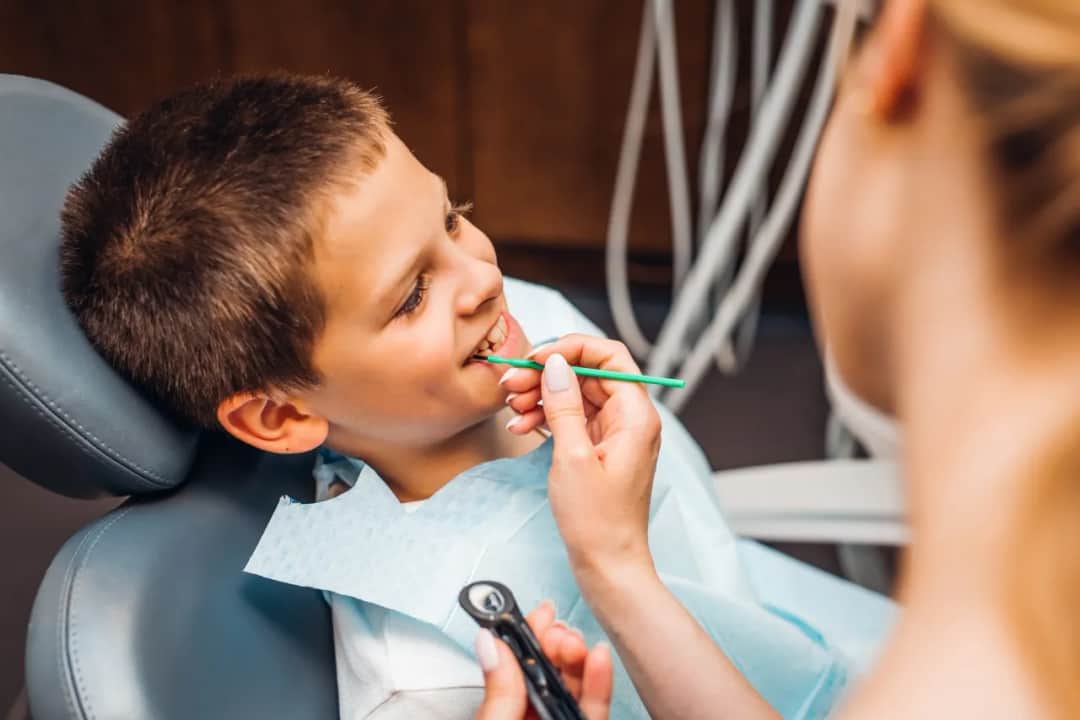 Utknęło jedzenie w dziąśle? Sprawdzone sposoby i sygnały alarmowe