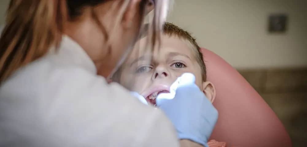 Jak przekonać dziecko do dentysty? 7 strategii Kajetana Kaczmarka