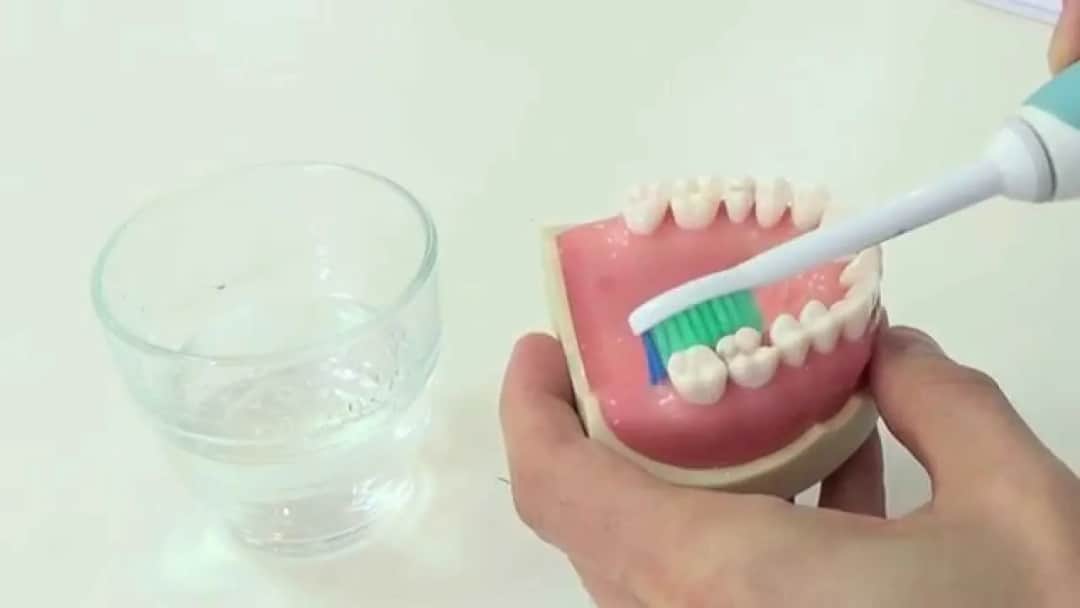 Jak myć zęby szczoteczką soniczną? Ekspert radzi, uniknij błędów!